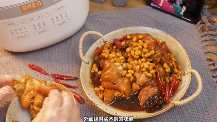 #美食推荐#【黄豆炖猪蹄】祖传版的黄豆焖猪蹄,给小布都看馋了,外面绝对买不到的童年味道~